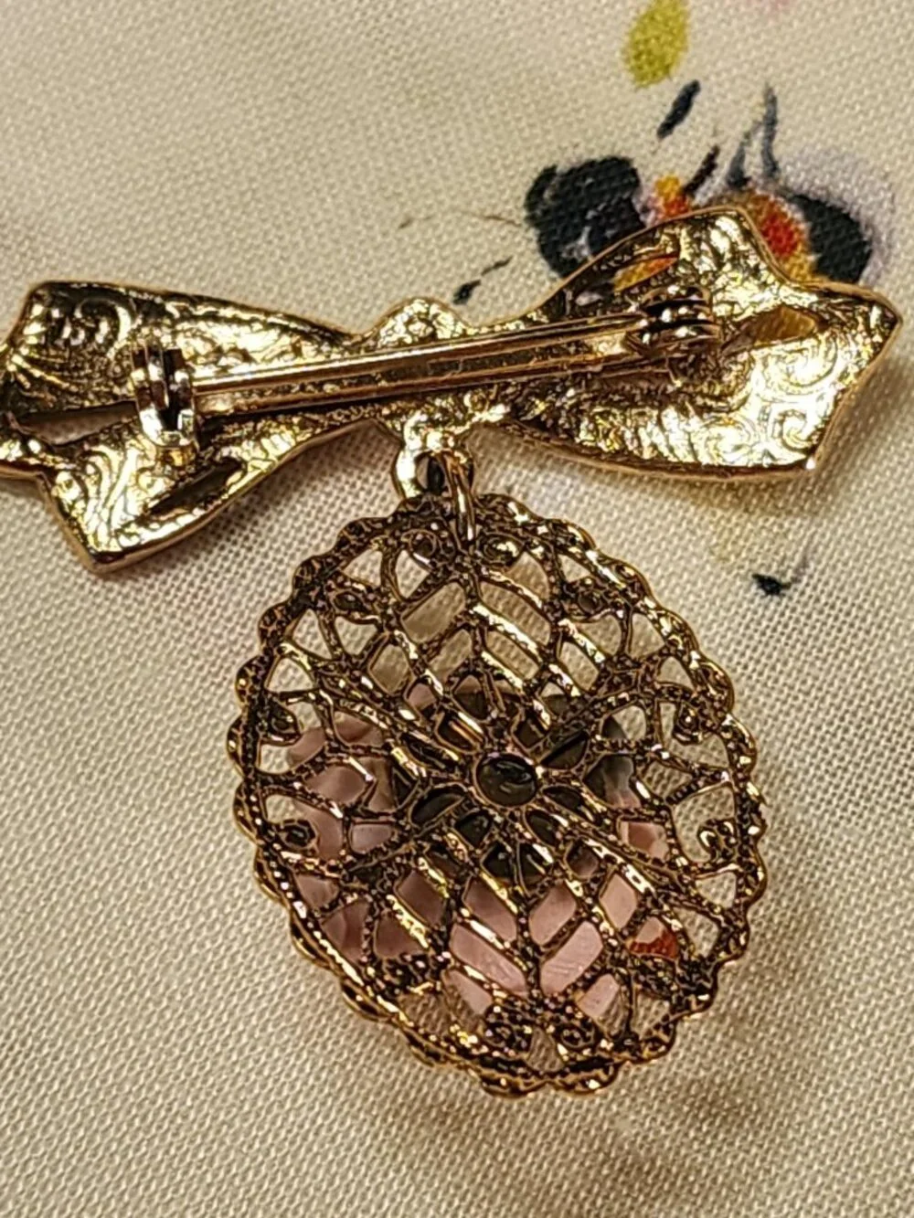 VINTAGE 1928 Brand Porcelain Pink Rose Victorian-Revival Bow Brooch